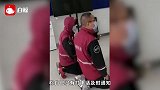 连说3声对不起，两快递员被女子投诉到下跪磕头，得饶人处且饶人