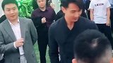 吴尊很随和，和粉丝朋友一块拍视频很有风度