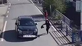 三岁幼童独自横过道路，被直行小车撞飞数米致伤