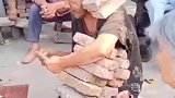 有点意思，打牌输了就要扛砖
