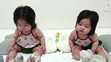 发量感人的双胞胎宝宝一看向对方就像照镜子似的，超可爱！
