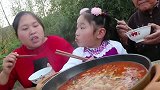 胖妹一家子吃火锅，5斤羊杂还不够吃，胖妹一个人就干掉了全部