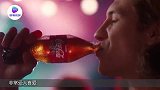 干旱泥地发现“奇怪洞穴”，小伙倒入可乐后，这下失控了！