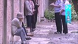 老人被害，邻居的举动异常，让警方产生了怀疑