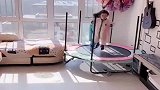 龙凤胎真的心有灵犀，二郎腿翘的永远那么同步，而且还男左女右