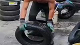 费这么大力气把轮胎塞进去是为了什么，难道是传说中的套胎？