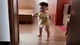 太吓人了，我就上个厕所，小宝宝突然会走了