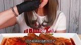 韩国美女极限挑战，吃爆辣猪皮，大口咀嚼超过瘾，看着真爽