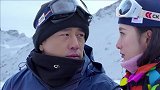小两口在跑到雪地里恋情说爱，超恩爱，狗粮吃饱