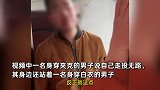 前夫赌博欠债，带催债公司堵前妻家门口“借”钱，前妻心碎反怼