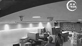 杭州一公司前台被快递包裹逐渐淹没，在失去可以栖身的工位后，愤而贴出“再不取快递，前台要自闭”的宣告。