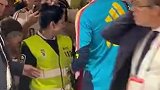 对阵捷克赛后 亚马尔停下来为球迷签名并合影