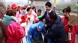 河南农村婚礼，喜公公背着儿媳回家，新郎不是滋味啊！