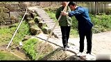 四川方言：老表去偷邻居的沙子，邻居却视而不见！