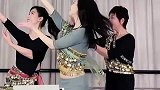 祖孙3代同穿旗袍跳舞，母女似双胞胎外婆更优雅