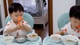 双胞胎兄弟俩，哥哥每一次吃饭都这样，学会照顾弟弟的哥哥真帅