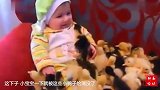 10个月大的小宝贝，被一群小鸭子淹没