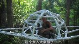 美女跟老公吵架，一怒之下带着锡纸，过上了荒野生活