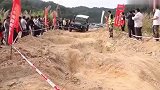 越野车如履平地，围观者拍手叫好