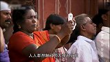 这就是泰姬陵最著名的照片，人人都想触摸穹顶，合照留念