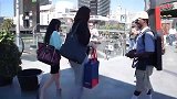 树人恶作剧，在街上故意恶搞路人，真是太贱了
