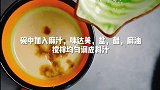 小伙用一块鸡胸肉做了一道下酒菜