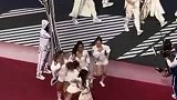 韩国女团成员Lisa在美国开幕式上热舞