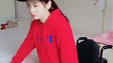 姑娘高位截瘫，一直努力自己生活，下床上轮椅