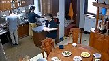 监控无意间拍下的一幕，刚蒸好的鱼就这么报废了