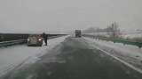 同伴急忙喊道别踩刹车，最终车辆逐渐减速并停了下来