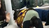 爱宠屋狗狗睡得好好，却被小姐姐这样吵醒！