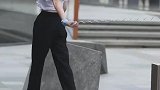别看手机了，快走吧