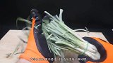 篮球浸泡在液氮里会怎样？小伙捞出从高楼扔下，结果出乎意料！