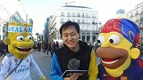 苏宁小狮子遇上马德里熊 PP体育记者偶遇皇马巴萨玩偶