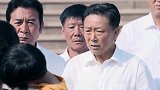 下乡市委书记开会，妇女抱着儿子跪下伸冤，我要告第一书记
