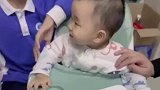 一岁宝宝不愿意喝药，全家人一起演戏