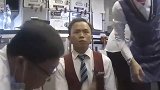 值得尊敬！医生回应飞机上用嘴帮老人吸尿：天职所在