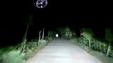 男子走小道，诡异白影突然出现被吓一身冷汗