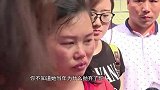 母亲祈求大女儿的原谅,大女儿却不为所动,最终由小女儿出面调节