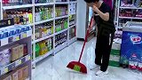 工作结束刚回到家，看到小区大门口有位外卖阿姨
