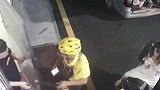 带着媳妇和小狗送外卖，小哥真乃人生赢家