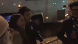 虽然球队惨败，但武磊赛后依然强颜欢笑和球迷合影签名