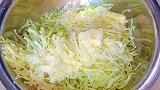 腌包菜丝用糖还是用盐？饭店大厨都这样做，酸辣爽口佐酒又下饭