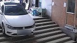 贵州一男子开车下楼梯被困 交警协力“解救”