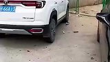 轿车违停堵住出口，被砸破车窗玻璃