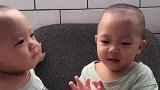 双胞胎宝宝好萌啊！看到他们聊天的样子，感觉好开心
