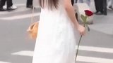 小姐姐拿着玫瑰是要送给谁？