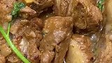 西红柿烧排骨，酸酸甜甜的，超级开胃下饭