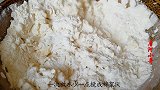 洋葱不要炒着吃，教你新吃法，双手一挤，一次做2斤，出锅抢光光