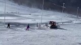 滑雪场压雪车正在工作，游客竟然紧跟其后，压雪师傅看到要崩溃了